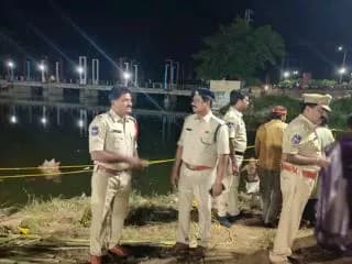 అడిషనల్ డీసీపీ అడ్మిన్ కుశాల్కర్, ఏఆర్ అడిషనల్ డీసీపీ సుభాష్ చంద్రబోస్, ఇరువురు అధికారులు వినాయక నిమజ్జనం సందర్భంగా లాల్ కమాన్, ఓల్డ్ బస్టాండ్, శోభయాత్ర జరిగే రోడ్ మ్యాప్ ను నిమజ్జన ప్రదేశం కోమటి చెరువును పరిశీలించారు.