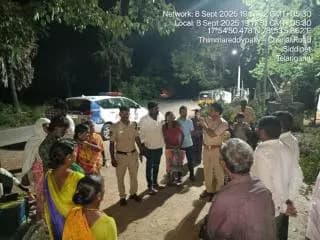కొమురవెల్లి ఎస్ఐ రాజు, గ్రామ విపిఓ తో కలసి రసులాబాద్ , గ్రామాన్ని సందర్శించి, గ్రామ ప్రజలకు రాబోవు స్థానిక సంస్థల ఎన్నికల గురించి, సైబర్ నేరాల గురించి, సామాజిక రుక్మతల గురించి అవగాహన కల్పించడం జరిగింది.