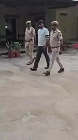 मारपीट की एक साल पुरानी घटना में #फरार मुल्जिम #गिरफ्तार।
घटना में प्रयुक्त एक मोटरसाइकिल #जप्त।