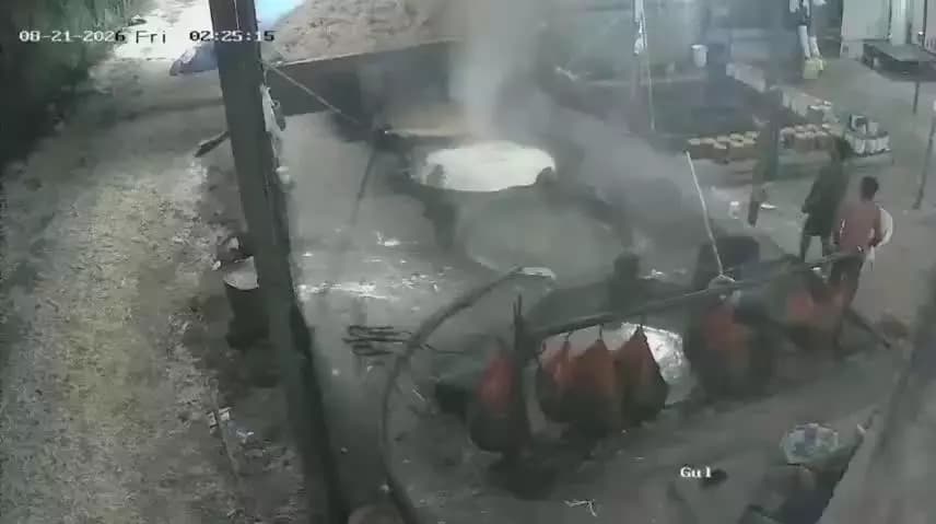 लखीमपुर: महाराष्ट्र के गुड़ प्लांट में ईसानगर के युवक की दर्दनाक मौत, खौलते कढ़ाव में गिरने का CCTV देखकर लोग सिहर उठे