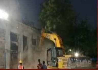 इंदौर के मंदिर में बावड़ी हादसे के चलते 36 लोगों की मौत के बाद वहां बुलडोज़र से ढहाया गया अतिक्रमण #इंदौर_हादसा