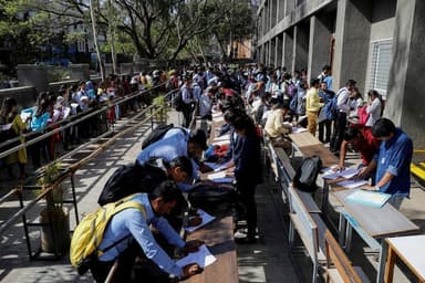 2022-23 में किन राज्यों व केंद्रशासित प्रदेशों में ग्रैजुएट्स के बीच बेरोज़गारी दर सर्वाधिक और सबसे कम थी? #रोज़गार