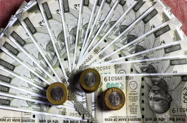अमेरिकी डॉलर के मुकाबले टूटकर रिकॉर्ड निचले स्तर ₹83.43 पर पहुंचा भारतीय रुपया #अर्थव्यवस्था #डॉलर