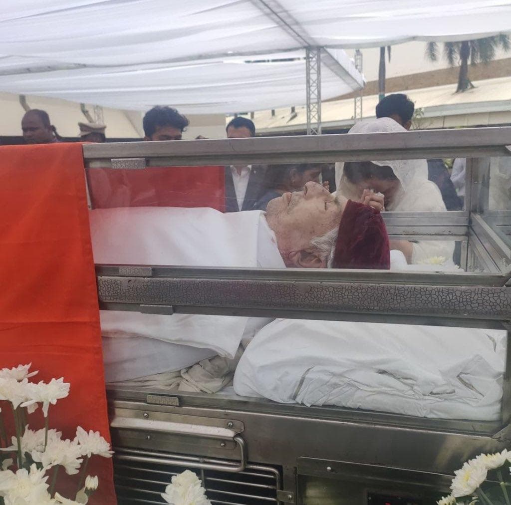 रतन टाटा की पूरे राजकीय सम्मान के साथ मुंबई में की गई अंत्येष्टि #टाटा