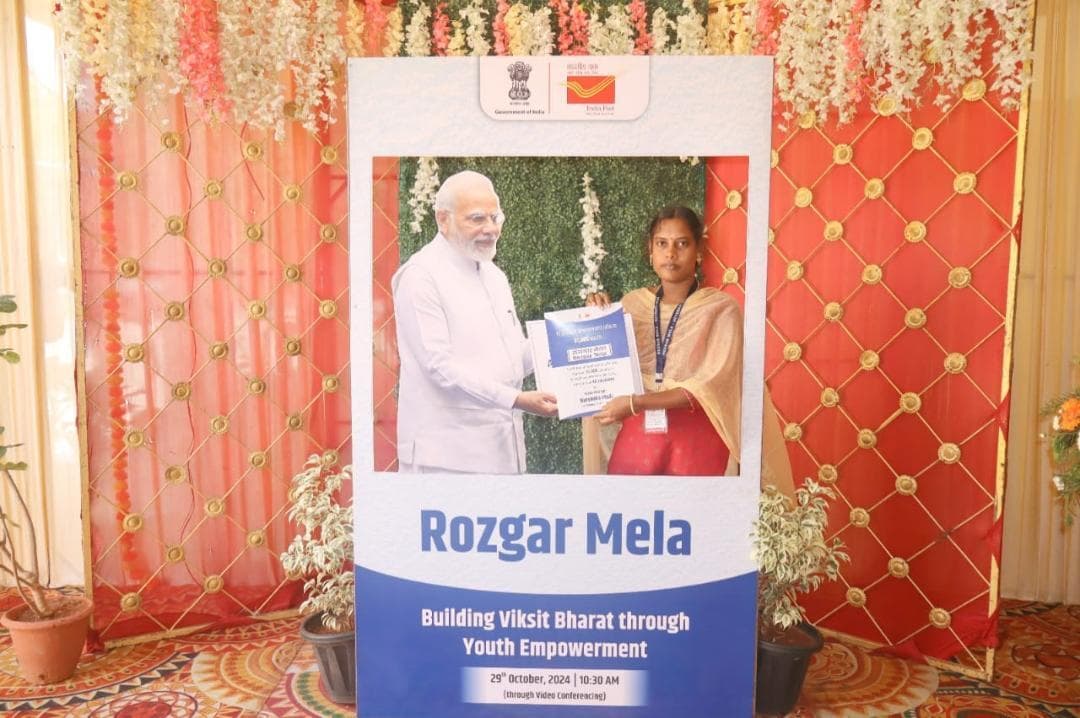 Candidates fondly taking photos in the selfie point with the honorable Prime Minister at Rozgar Mela, Tiruchirappalli